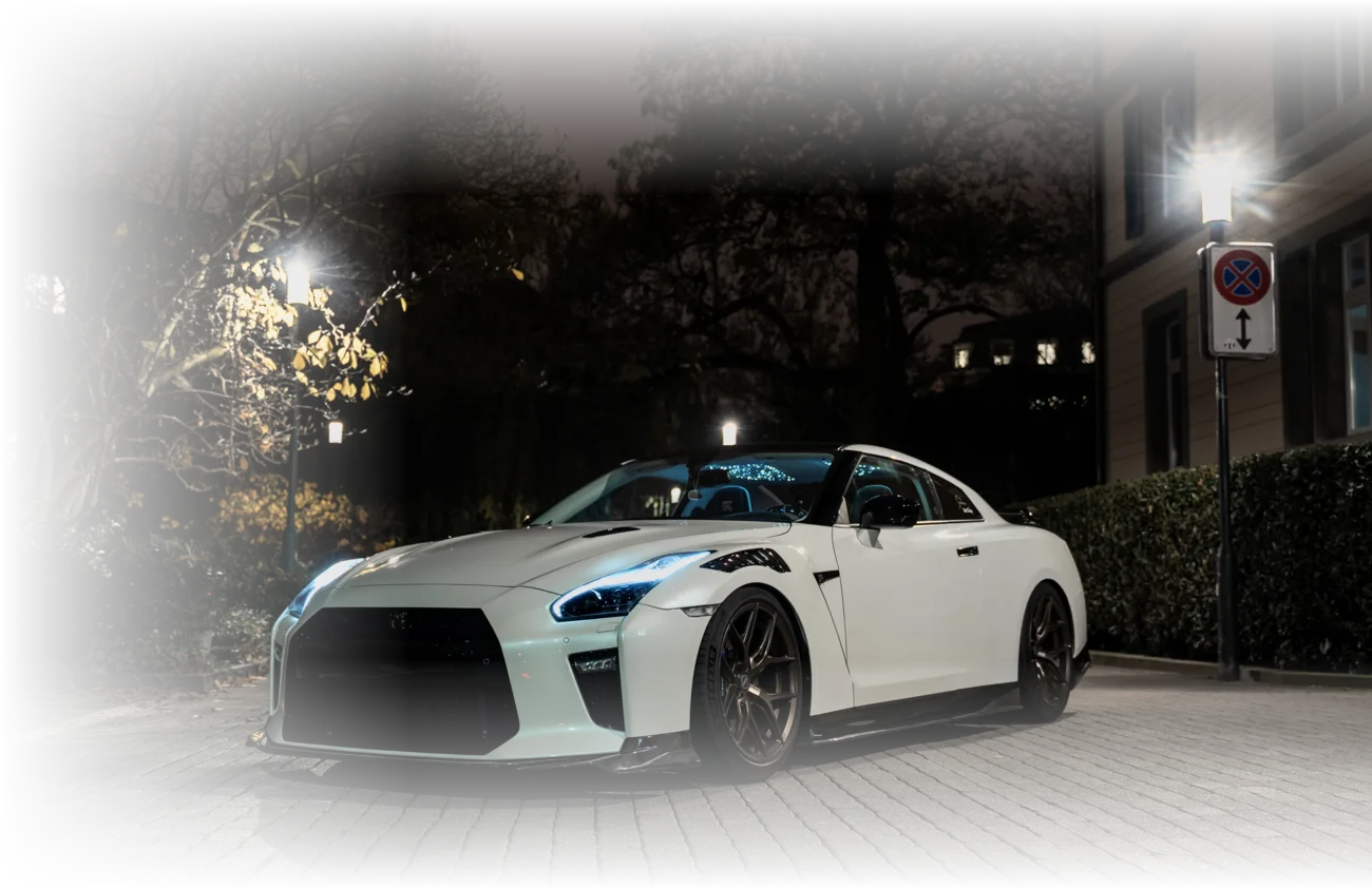 Weisser Nissan GTR mit MdS-Umbau bei Nacht